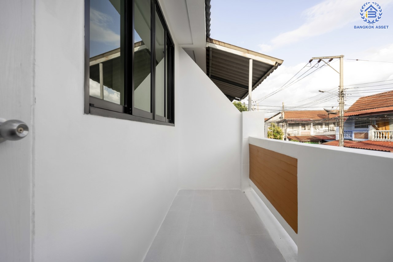 บ้านมือสองตกแต่งใหม่ ม.เรวดี3 ติวานนท์-เลี่ยงเมืองนนท์ฯ ทาวน์เฮ้าส์ตกแต่งพร้อมอยู่ เนื้อที่ 17 ตร.ว. ฟังก์ชัน 2 ห้องนอน 2 ห้องน้ำ 1 ที่จอดรถ พร้อม Living Area ชั้นสองกว้าง บนทำเลโซนเมือง! เข้า-ออกได้หลายเส้นทาง ถ.รัตนาธิเบศร์, ถ.ติวานนท์ และเลี่ยงเมืองนนท์ฯ ใกล้เซ็นทรัลรัตนาธิเบศร์ และรถไฟฟ้าสายสีม่วง ทั้ง "สถานีกระทรวงสาธารณสุข" และ "สถานีศูนย์ราชการนนทบุรี"